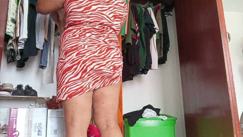 Mom in the room shows her panties screenshot 2