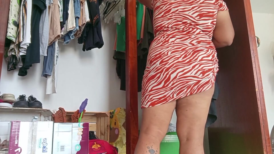 Mom in the room shows her panties screenshot 3