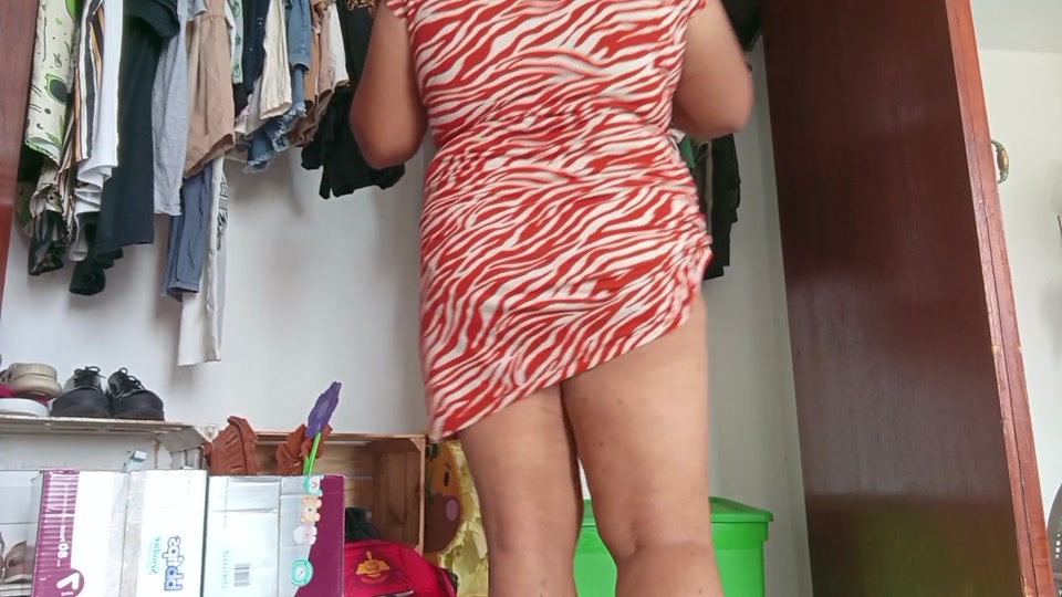 Mom in the room shows her panties screenshot 4