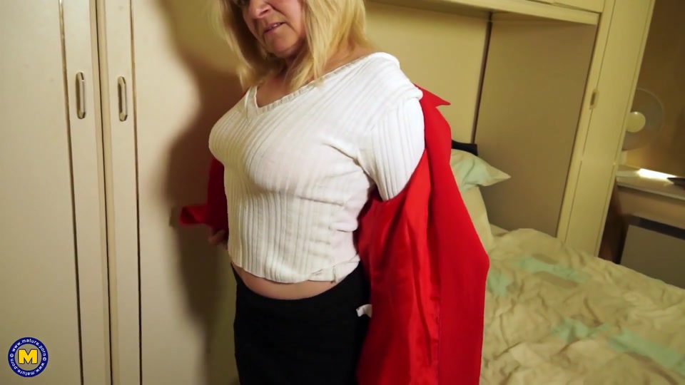 Horny British Mature Lady Fucks Herself in Bed screenshot 3