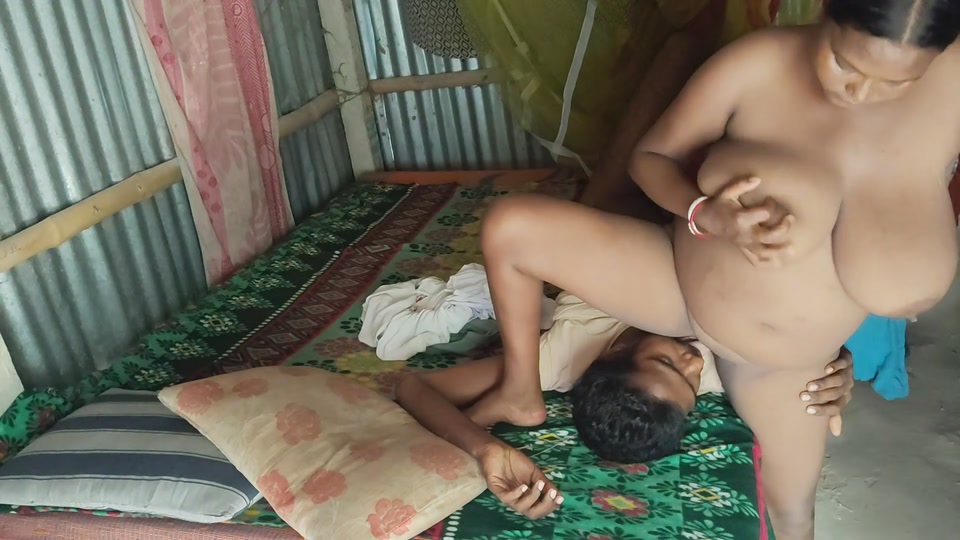 Bhabhi ki chut chat kar Pani nikalna aur land chusa screenshot 3