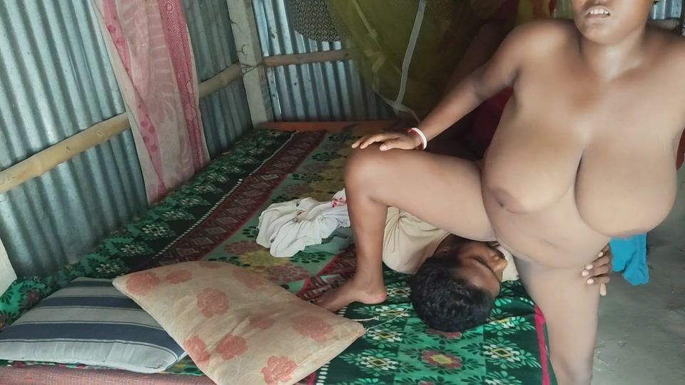 Bhabhi ki chut chat kar Pani nikalna aur land chusa screenshot 4