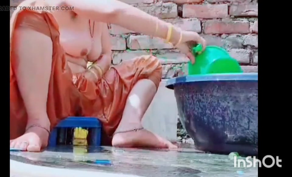 Fit Aur Qute Ladki Ki Chamakdar Bath Scene: Ek Lagbhag Masti Ka Anand" screenshot 2