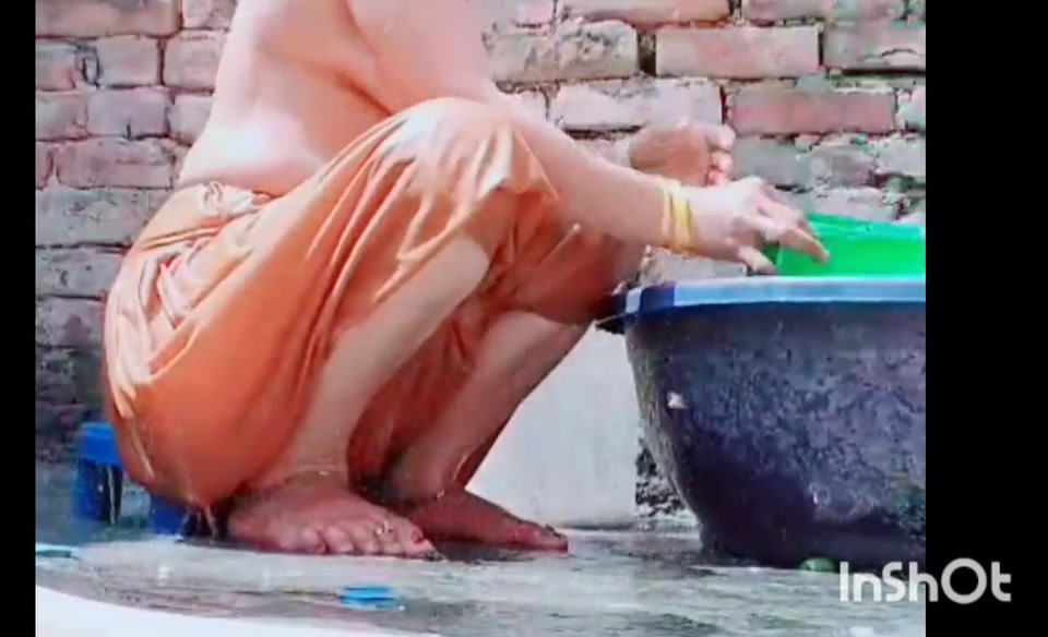 Fit Aur Qute Ladki Ki Chamakdar Bath Scene: Ek Lagbhag Masti Ka Anand" screenshot 4