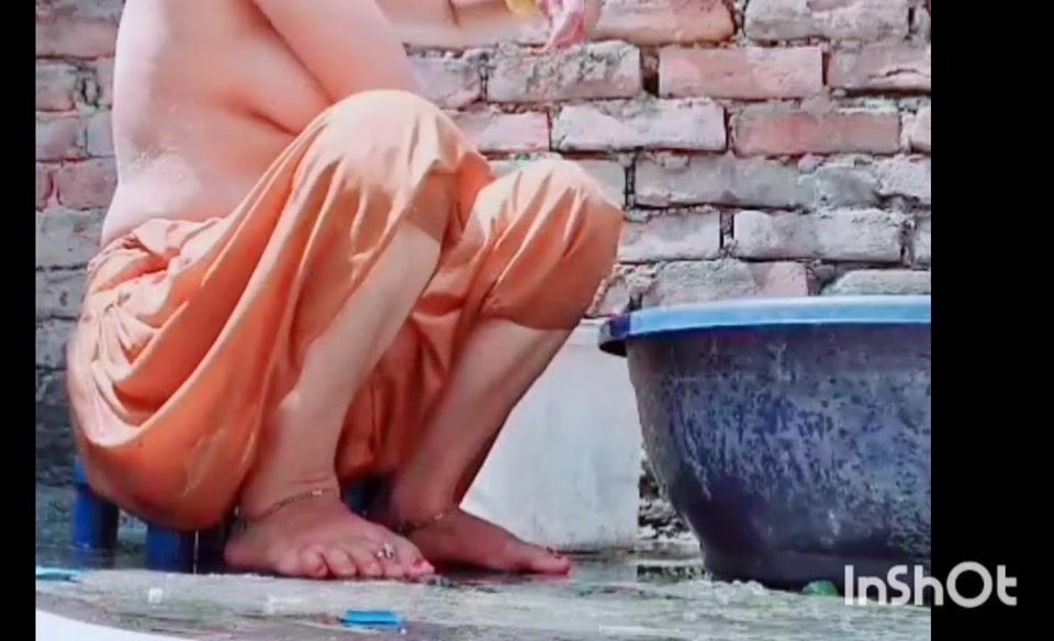 Fit Aur Qute Ladki Ki Chamakdar Bath Scene: Ek Lagbhag Masti Ka Anand" screenshot 5