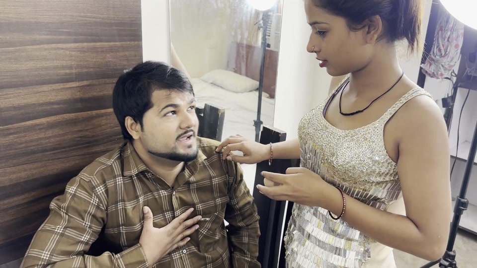 The hero gave the make-up to the woman. screenshot 5