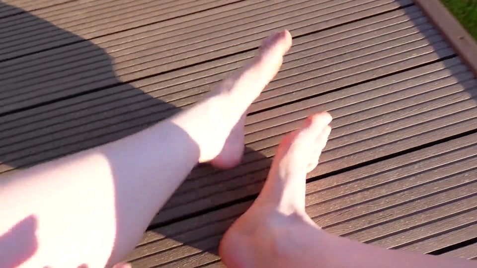 Walking with My Feet on the Grass and Showing Them to You up Close screenshot 2