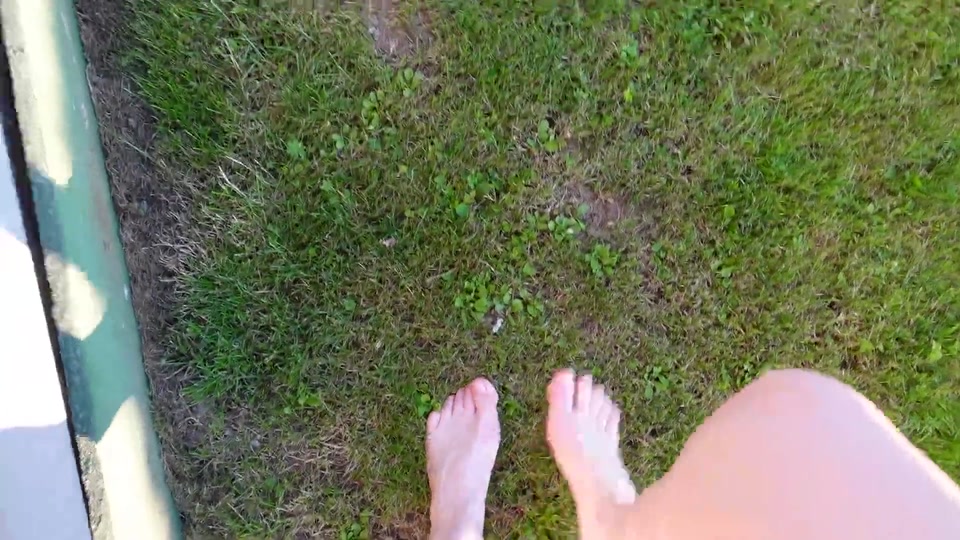 Walking with My Feet on the Grass and Showing Them to You up Close screenshot 4