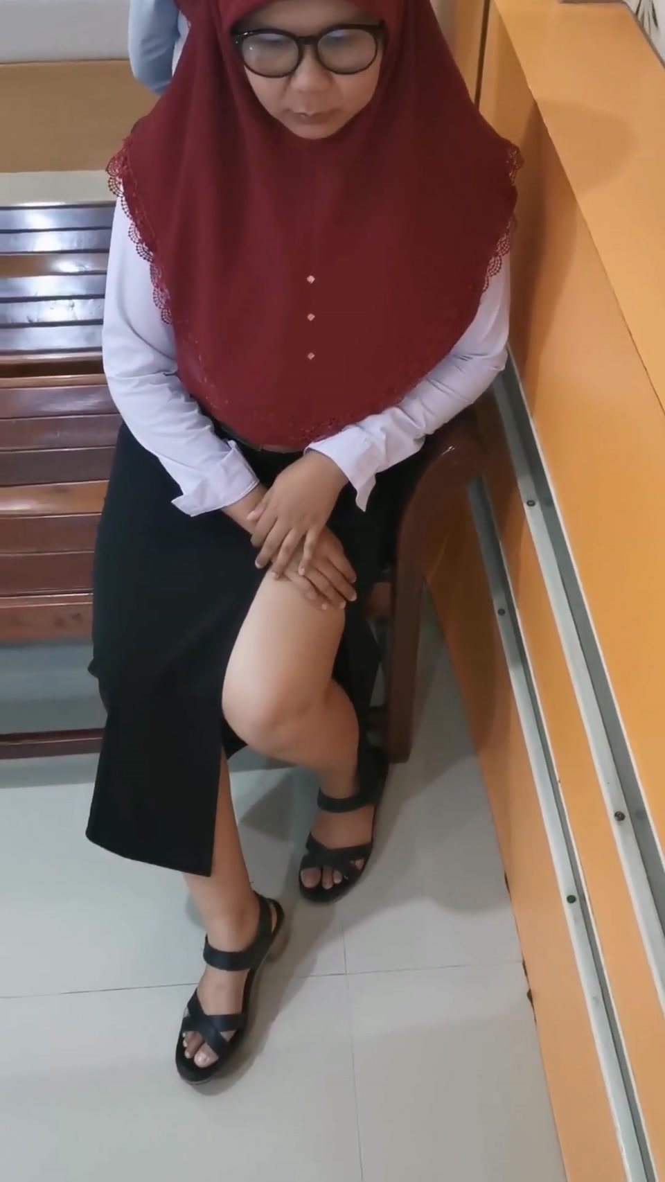 A Female Student Teaches Her a Job at Work.