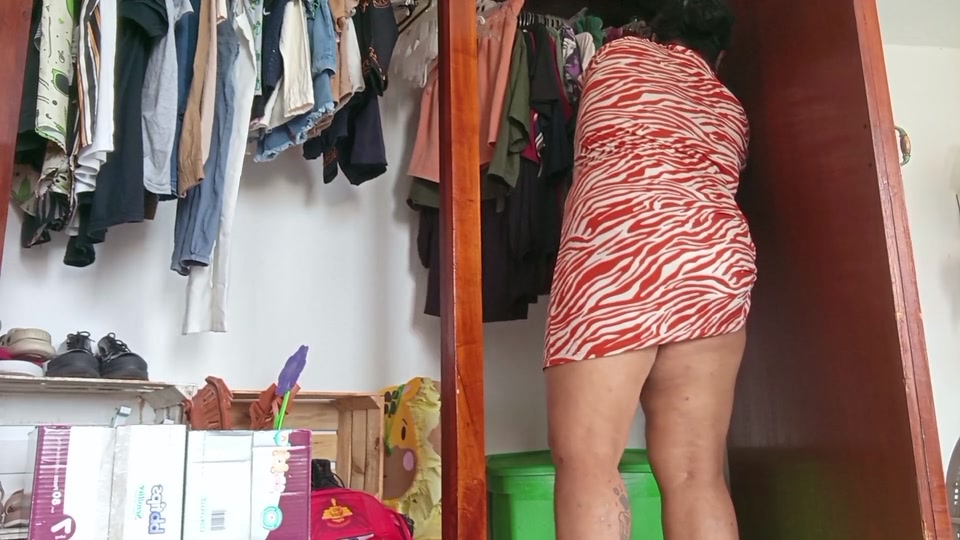 Mom in the room shows underwear screenshot 2