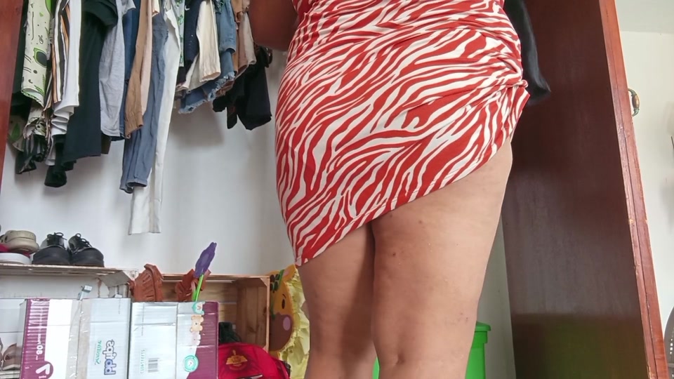 Mom in the room shows underwear screenshot 4