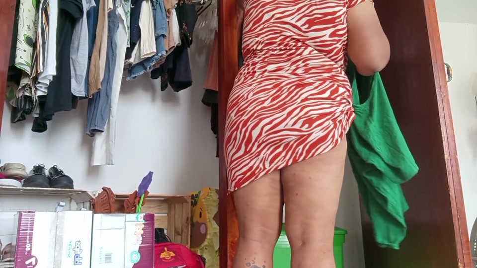 Mom in the room shows underwear screenshot 5