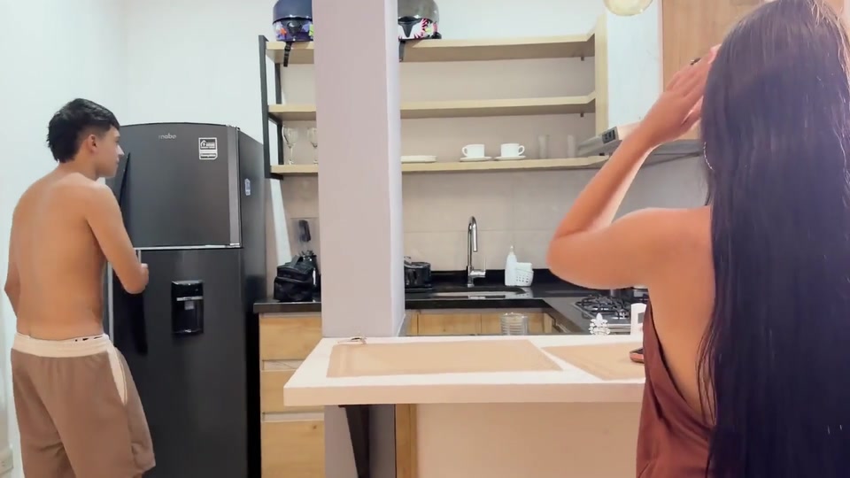 I Meet a Guy on the Beach, He Invited Me to His Apartment and Seduced Him to Fuck Hard