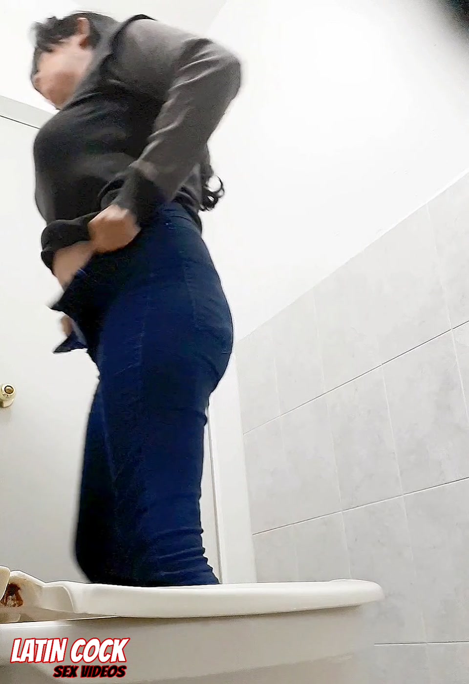 YOUNG MOTHER SHOWS OFF HER CUTE BUTT AND HER HUGE PANTIES screenshot 5