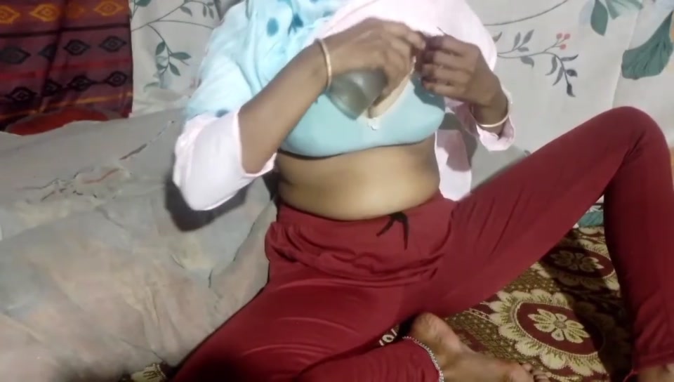 village bhabhi apne bur me botel dal liya screenshot 6