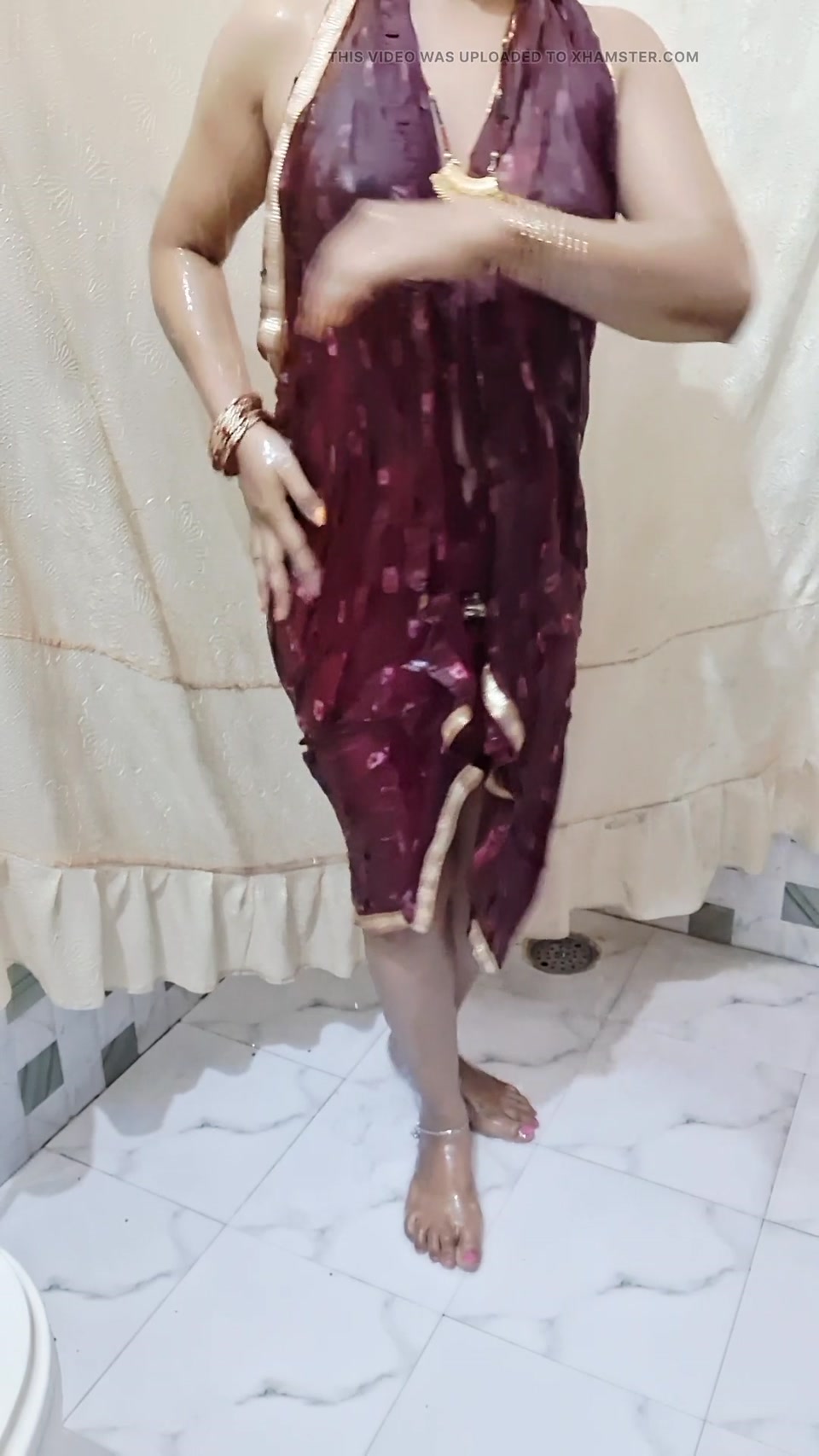 Watching Bengali Bhabhi's cool nude video of bathing will make the penis water come out