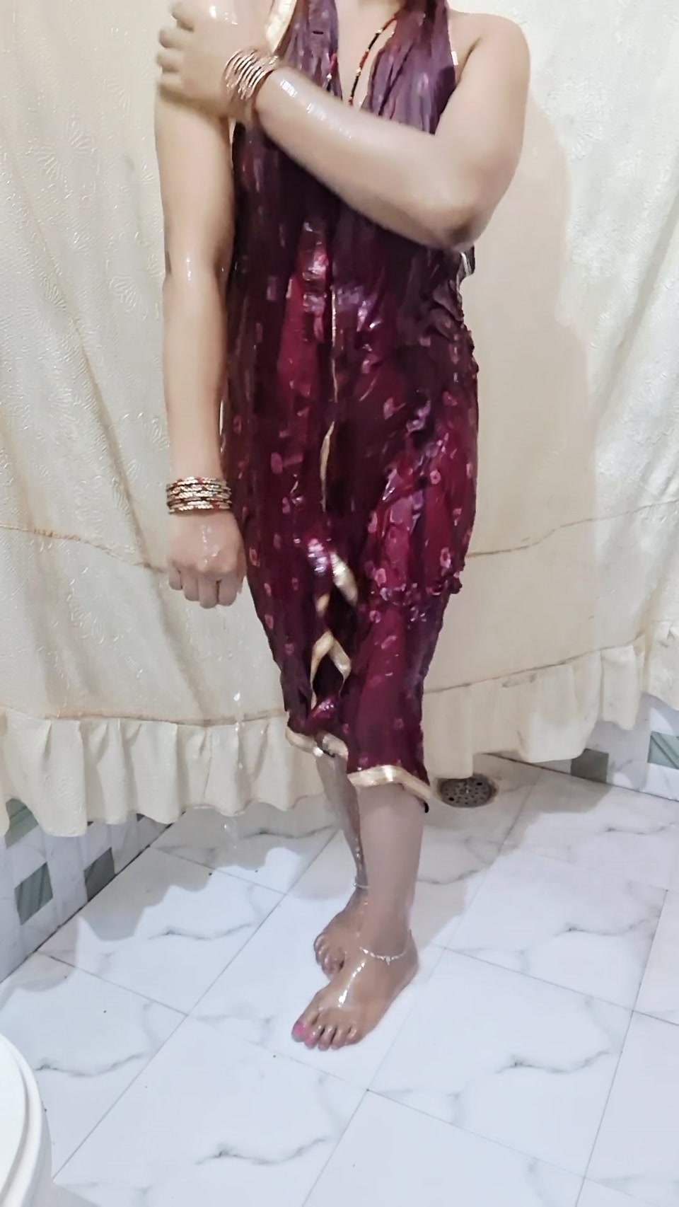 Watching Bengali Bhabhi's cool nude video of bathing will make the penis water come out screenshot 5