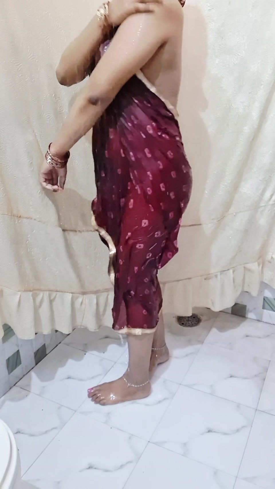 Watching Bengali Bhabhi's cool nude video of bathing will make the penis water come out screenshot 6
