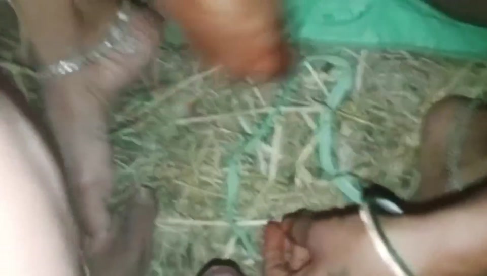Genhu ke khet me rat ko chudai kar diya screenshot 6