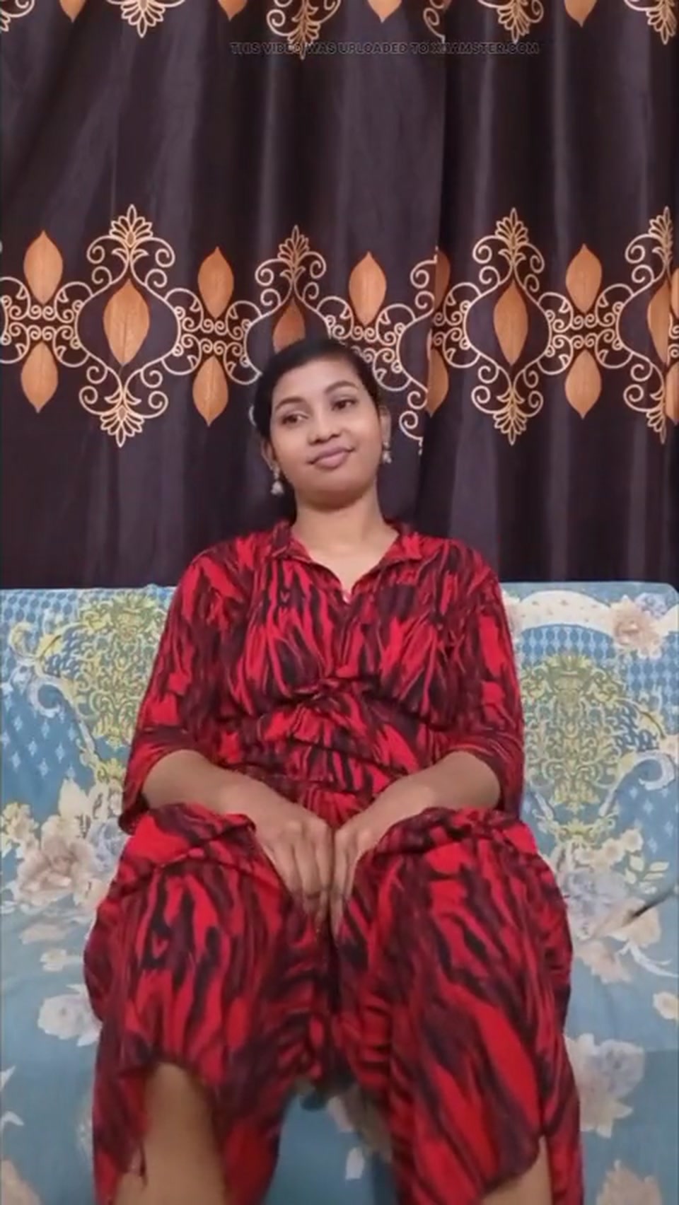 Beautiful alone gril showing her pussy finger in Creampie screenshot 3