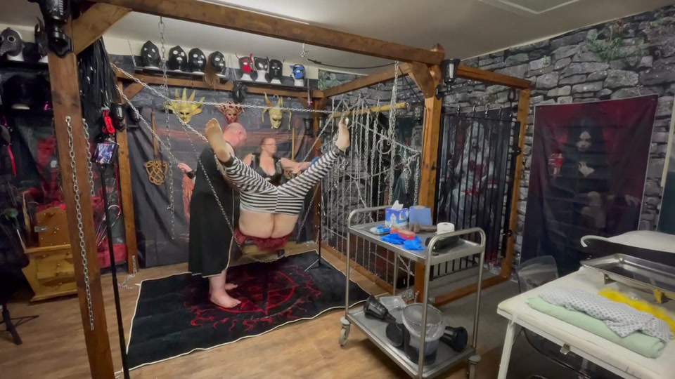 Part 3:- Lanista Bear & Domina Satana’s first session with Well hung. screenshot 6