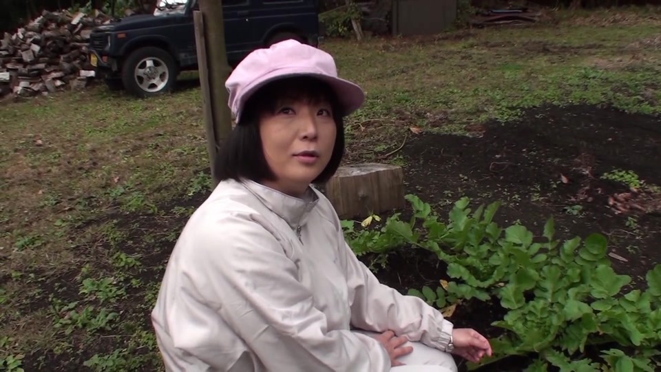 A177F08 Interviewing mature women working in rural farming, he picks up a mature woman in her forties working on the farm, invites her to an inn, and she falls into pleasure—intense sex! screenshot 3