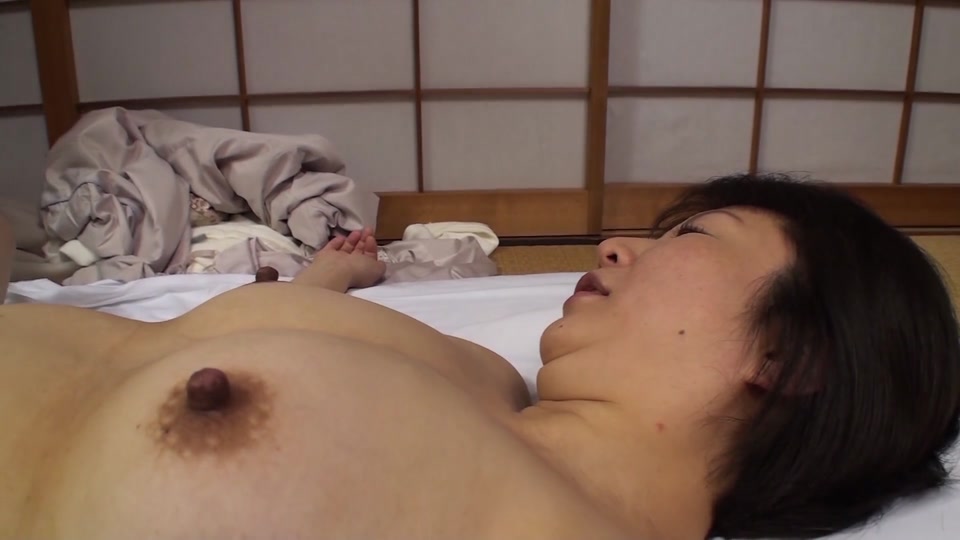A177F08 Interviewing mature women working in rural farming, he picks up a mature woman in her forties working on the farm, invites her to an inn, and she falls into pleasure—intense sex! screenshot 5