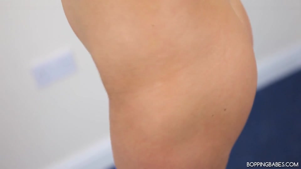 Hannah Z - Take of My Clothes screenshot 3