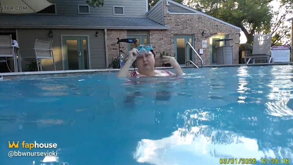 Som Under Water Fun with You Sexy Big Beauty Nurse Vicki screenshot 2