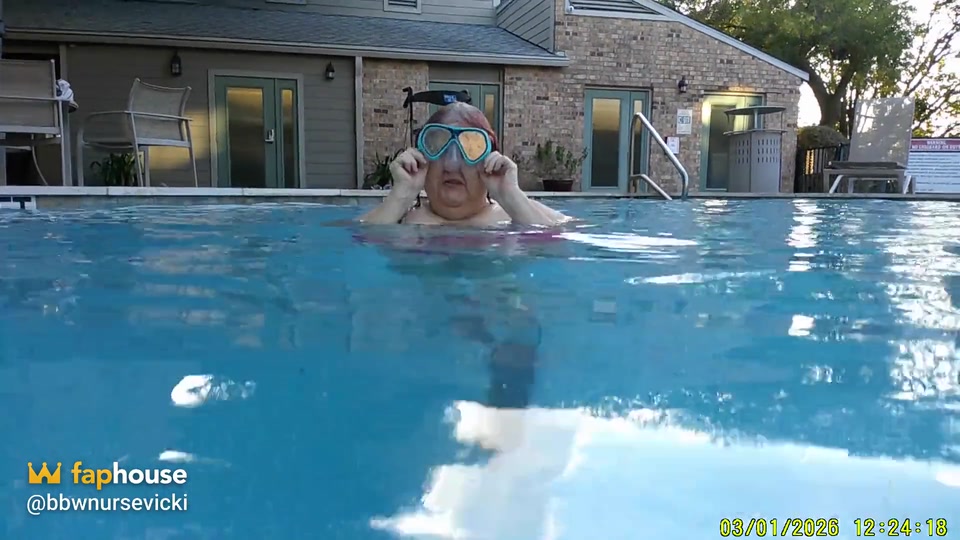 Som Under Water Fun with You Sexy Big Beauty Nurse Vicki screenshot 3