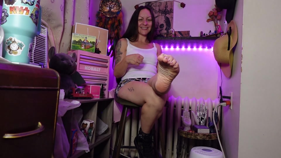 Hot Day, Sweaty Feet, Throbbing Cock screenshot 4