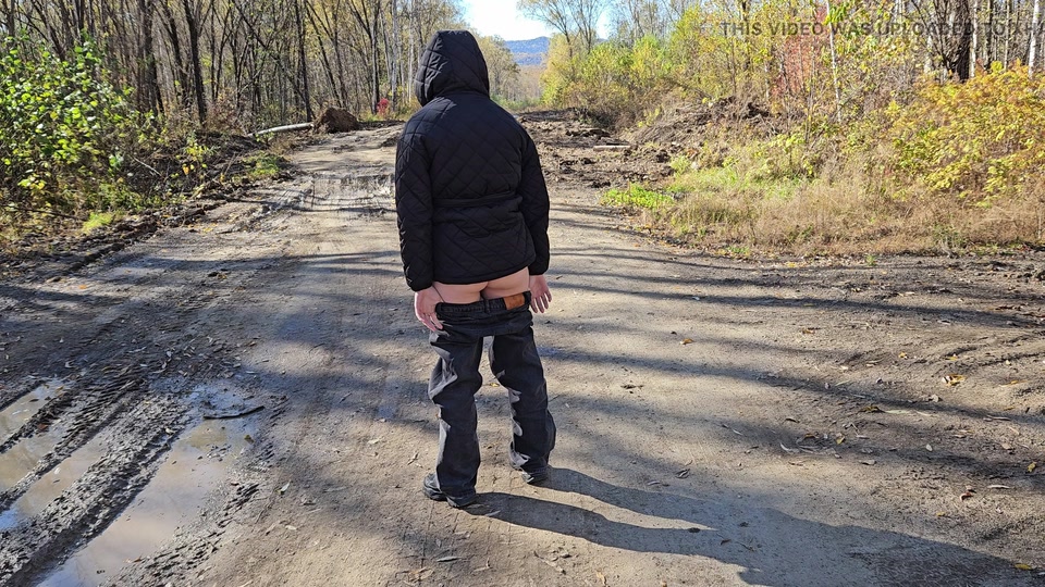 Beautiful autumn and my bare ass went for a walk screenshot 2