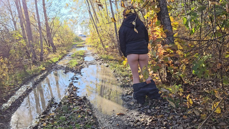 Beautiful autumn and my bare ass went for a walk screenshot 3