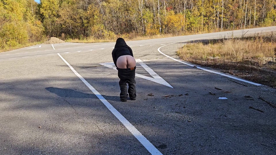 Beautiful autumn and my bare ass went for a walk screenshot 5