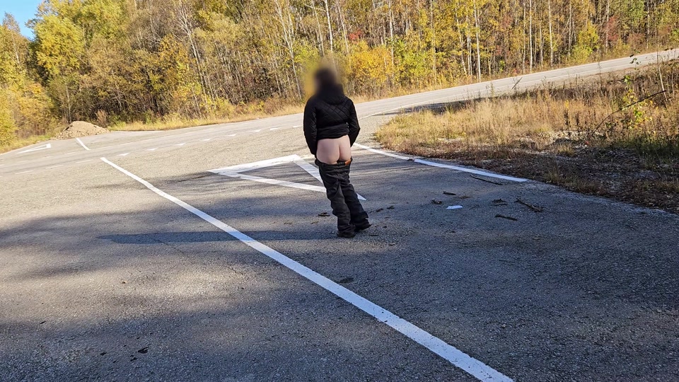 Beautiful autumn and my bare ass went for a walk screenshot 6